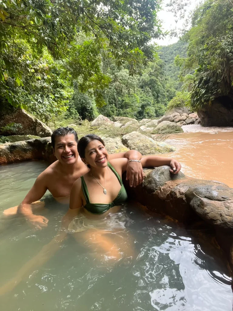 Paul y Carito en una poza de aguas termales junto al río, en la selva de San Martín