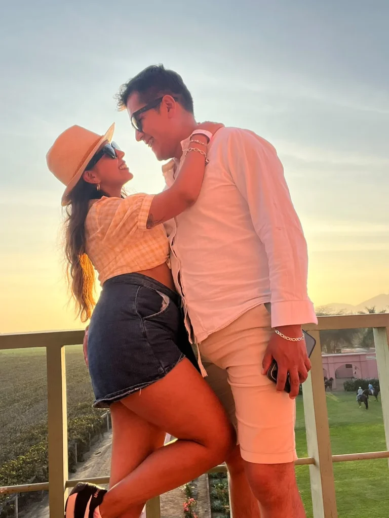Paul y Carito al atardecer en un mirador sobre los viñedos de Ica