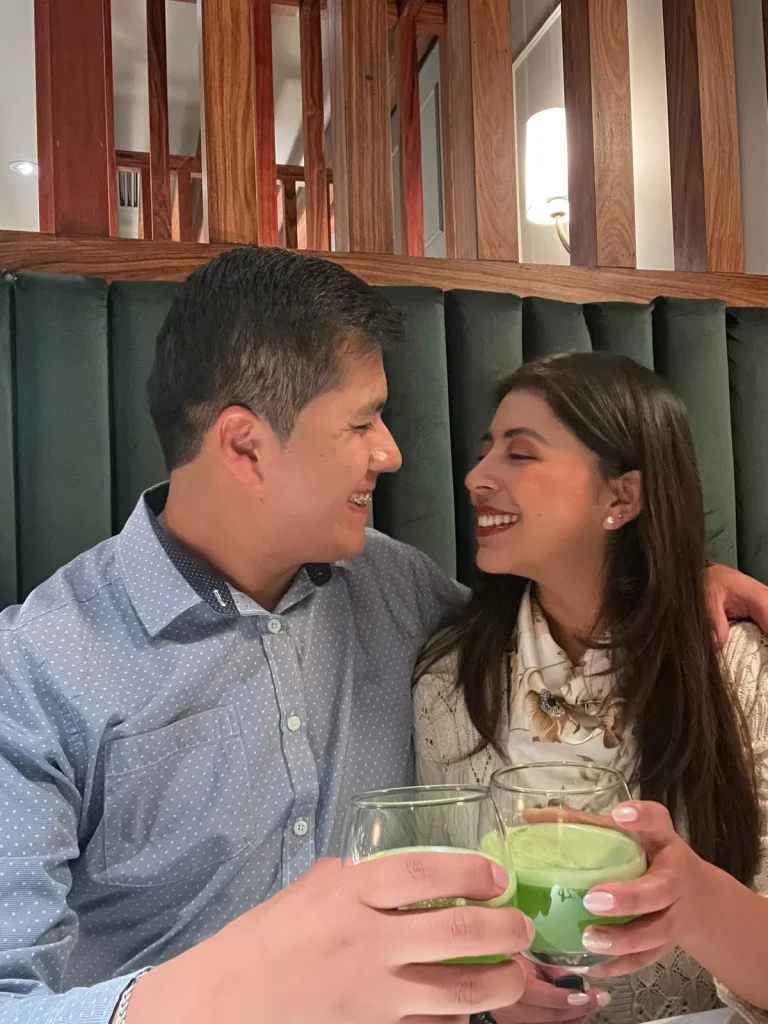 Paul y Carito brindando en un restaurante de La Paz