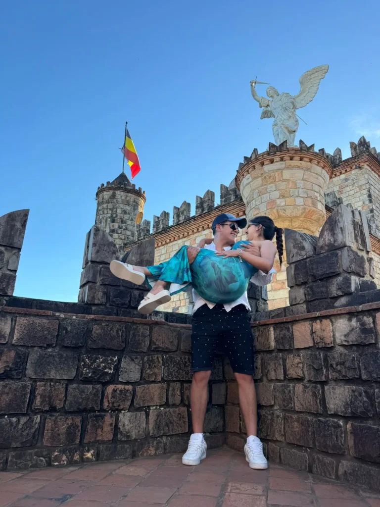 Paul cargando a Carito en una de las torres del Castillo de Lamas, en San Martín