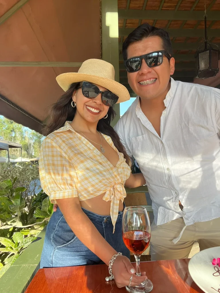 Paul y Carito con una copa de vino rosado durante una cata en una bodega de Ica