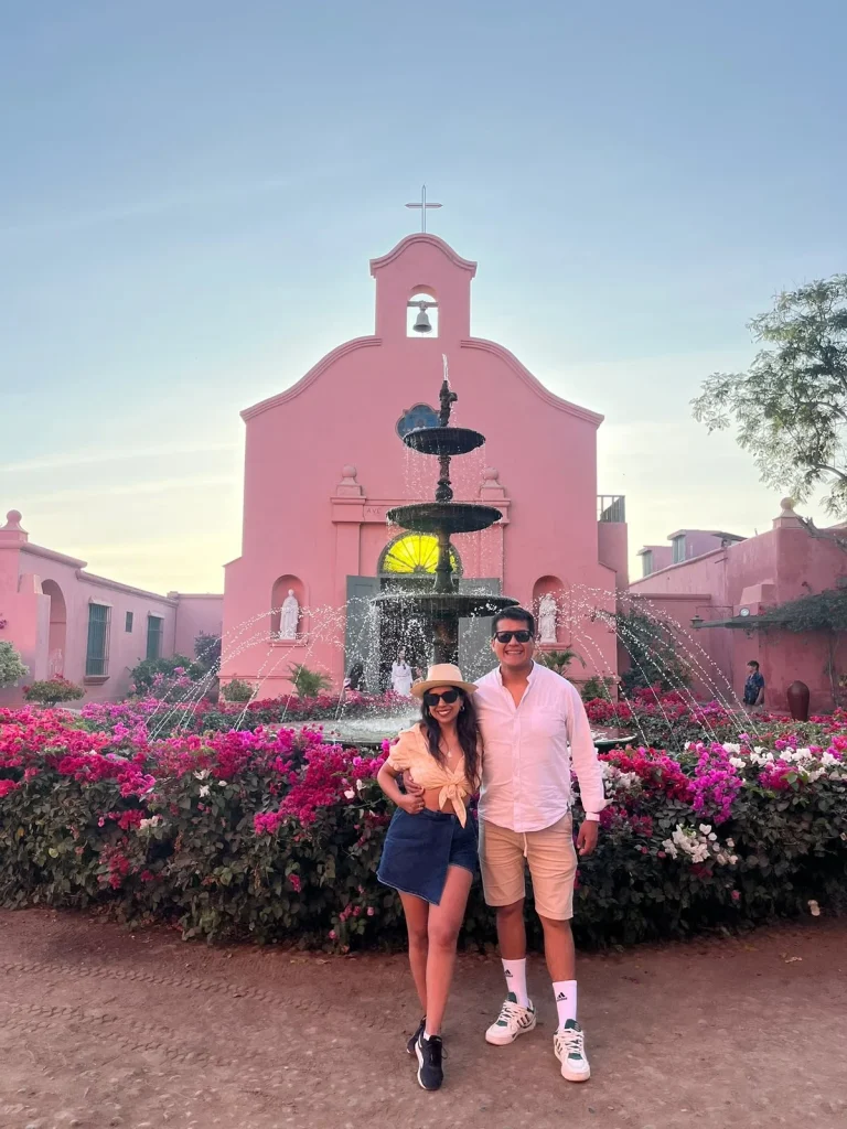 Paul y Carito frente a la capilla rosada y la pileta de una hacienda vitivinícola de Ica