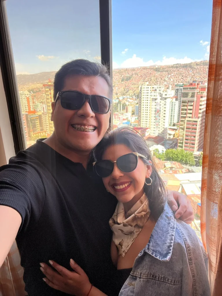 Selfie de Paul y Carito con los edificios y cerros de La Paz, Bolivia, al fondo