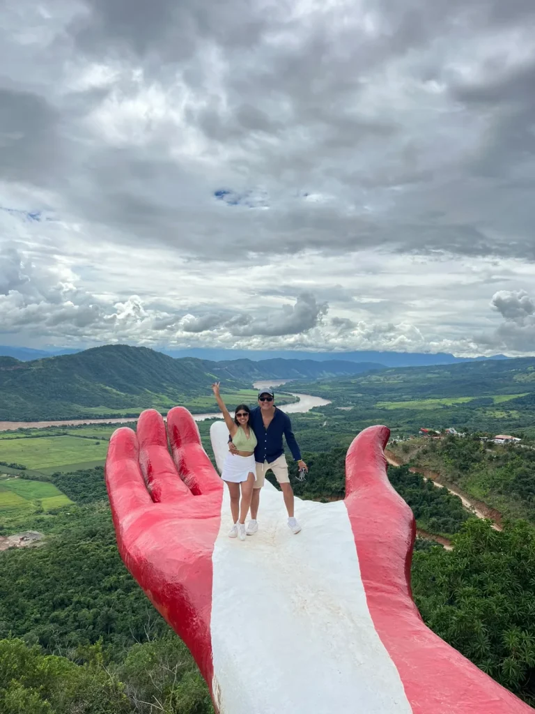 Paul y Carito sobre el mirador de la mano gigante con vista a los valles de San Martín, cerca de Tarapoto
