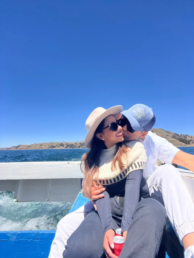 Paul y Carito en una lancha navegando por el lago Titicaca, en Bolivia