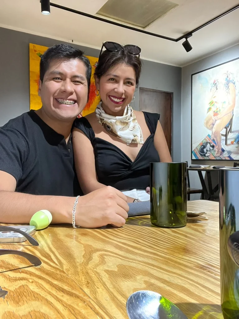 Paul y Carito sonriendo en la mesa de un restaurante en La Paz