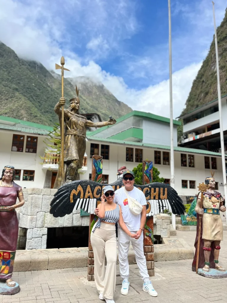 Paul y Carito en la plaza de Machu Picchu Pueblo, frente al monumento al inca Pachacútec