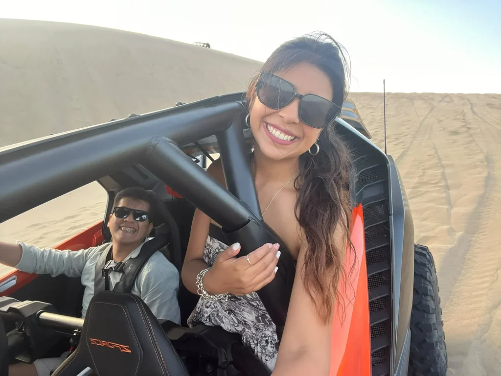 Paul y Carito a bordo de un tubular en las dunas del desierto de Ica